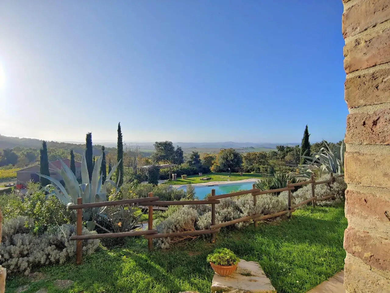 Un angolo di paradiso in Toscana, perfetto per una Pasqua in famiglia con bambini. Piscina azzurra, ulivi e un panorama mozzafiato.