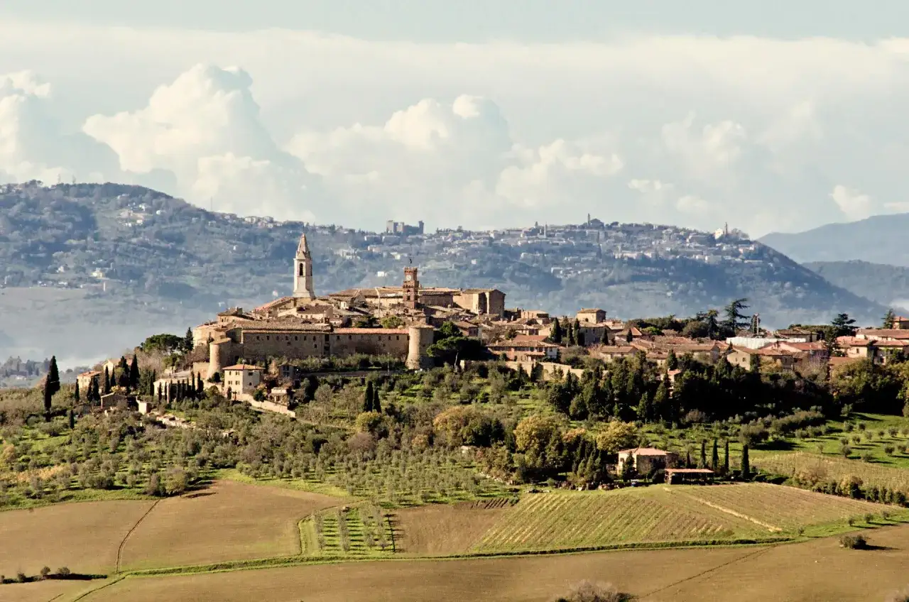 Pienza, gioiello rinascimentale, domina le colline toscane. Tra i campi coltivati e gli uliveti, si stagliano i suoi edifici storici, un invito a scoprire cosa vedere in questo borgo incantevole.