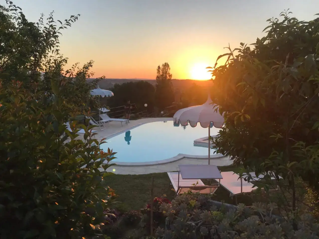 Tramonto su una piscina da sogno in uno dei particolari agriturismi del Lazio. Relax e natura.