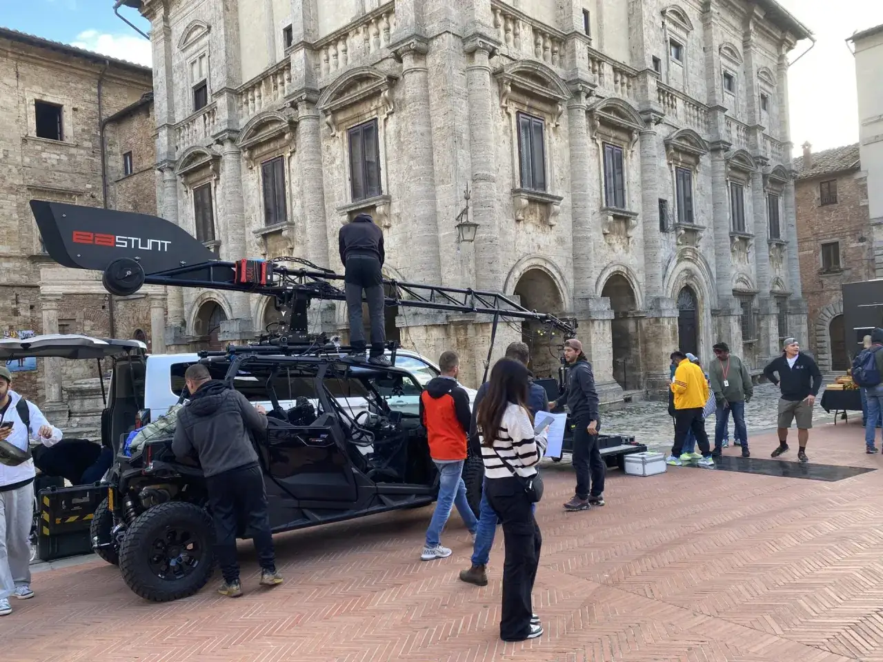 Attrezzatura cinematografica in una piazza storica, forse per film girati a Montepulciano.