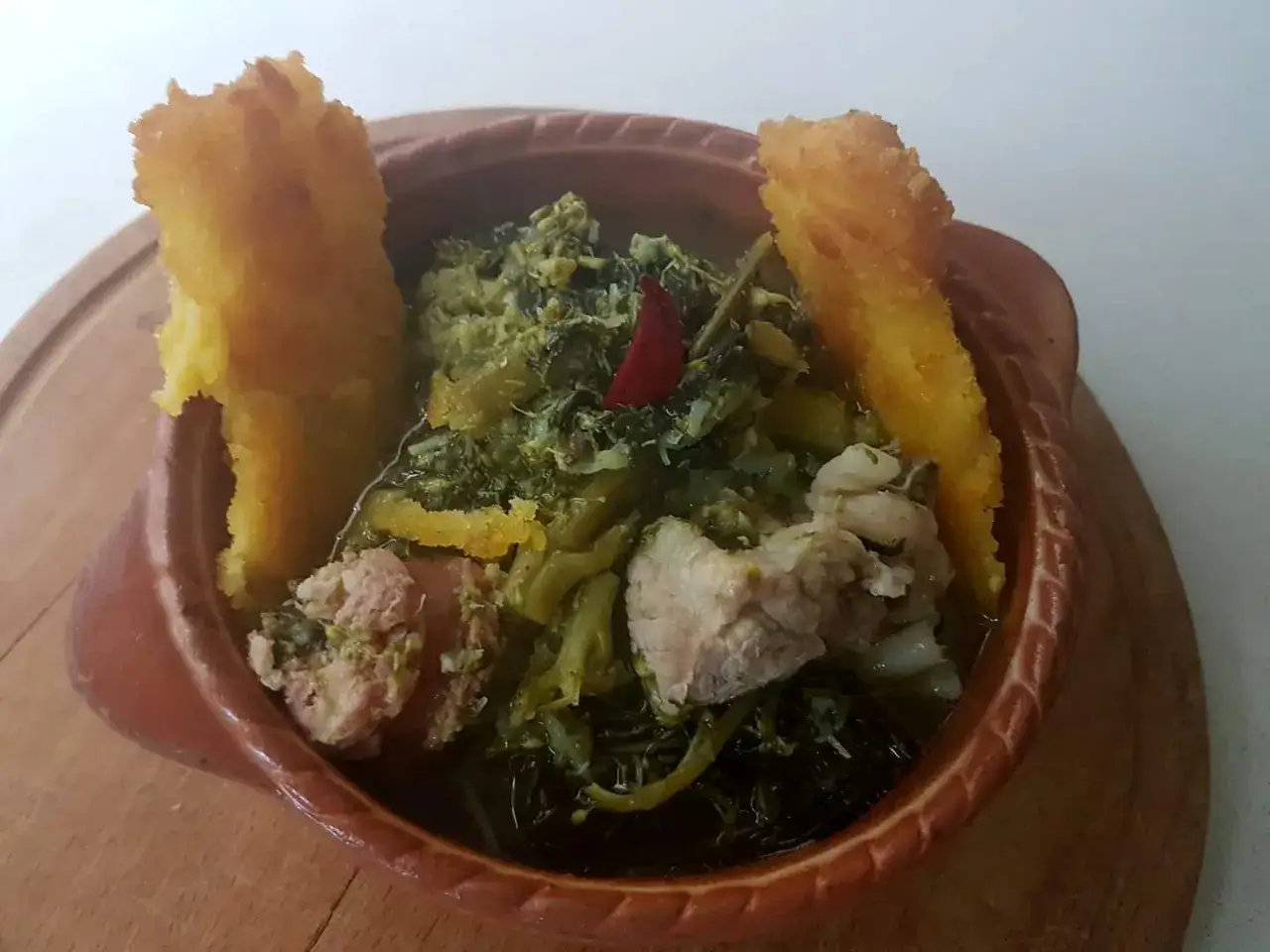 Piatto tipico avellinese con verdure selvatiche, salsiccia, carne di maiale e croccanti fette di polenta fritta.