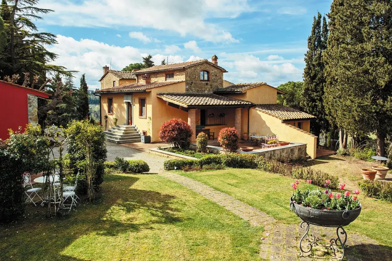 Un casale toscano immerso nel verde, perfetto per chi cerca dove andare in vacanza in Toscana. Un sogno tra cipressi e fiori.