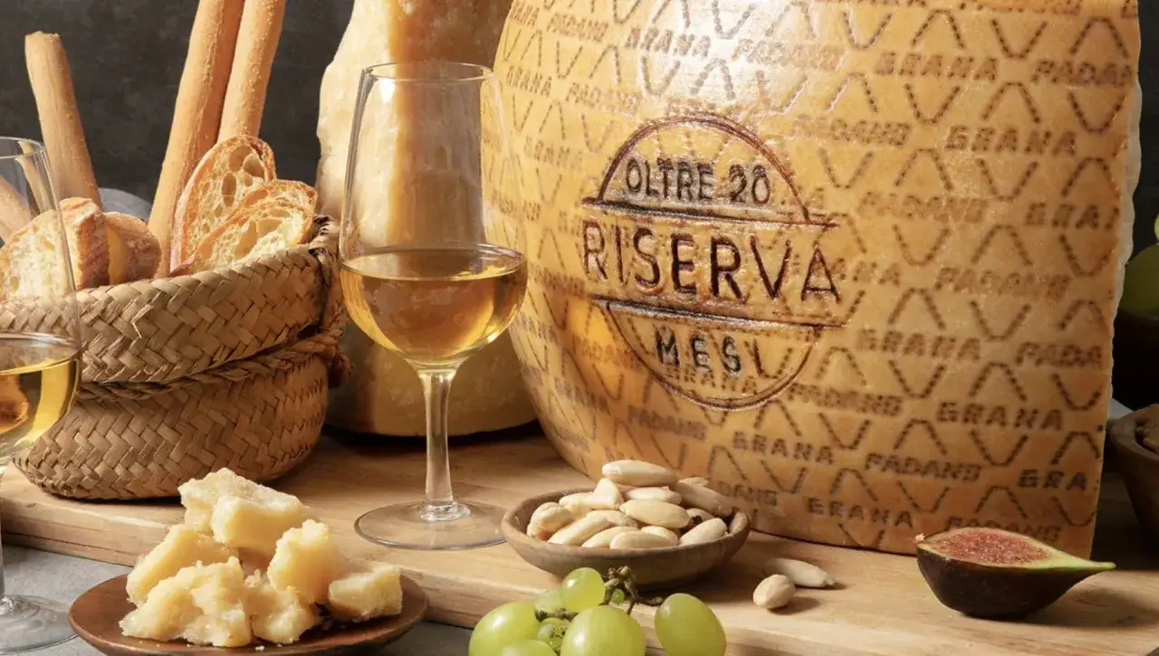 Momento di degustazione Grana Padano con pane, vino bianco, mandorle e fichi.