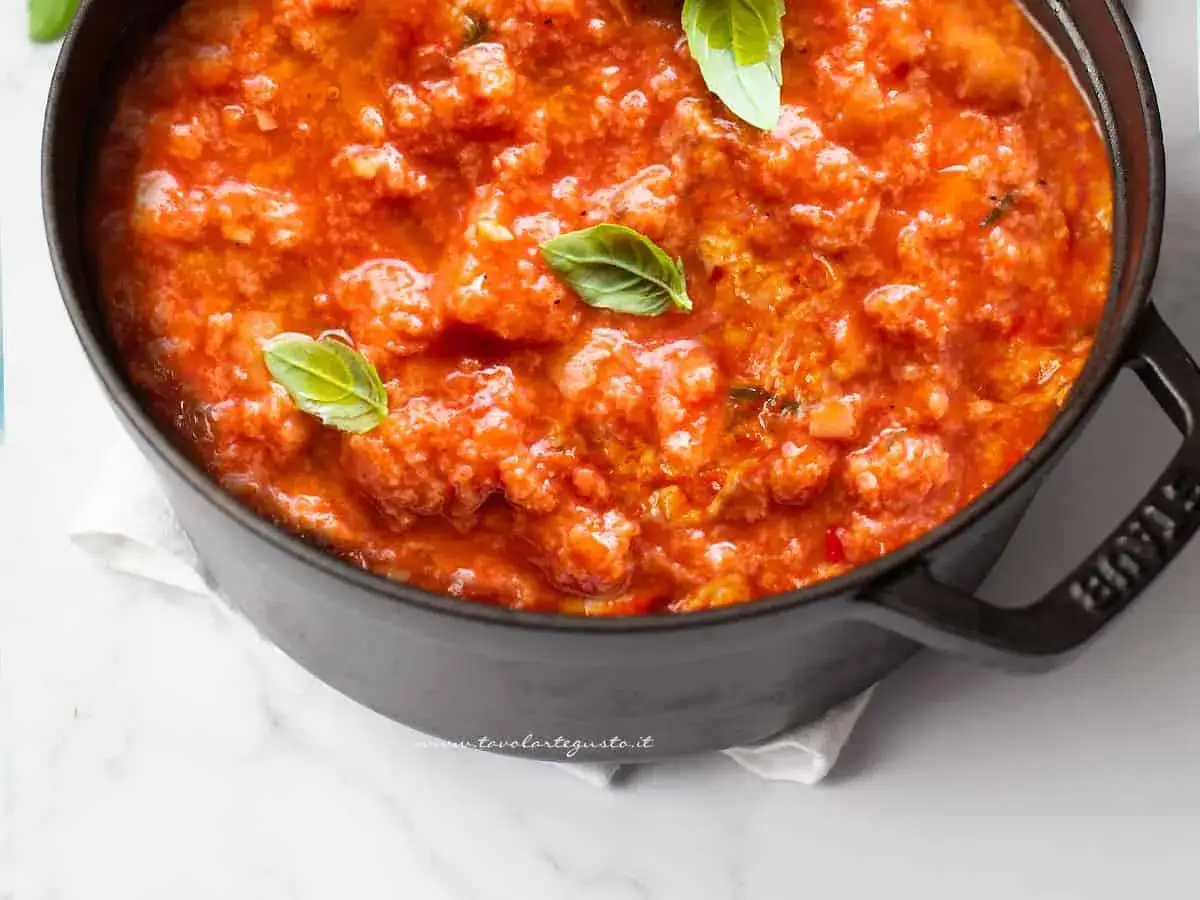 Pappa al pomodoro, un piatto tipico toscano con pane raffermo, pomodoro e basilico fresco in una pentola Staub.