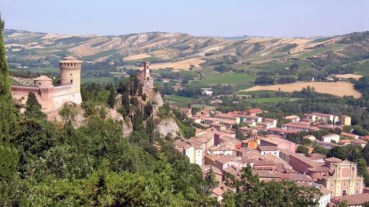 Panoramica di Brisighella con la Rocca Manfrediana e il borgo. La via degli asini brisighella è un percorso suggestivo tra colline verdi.