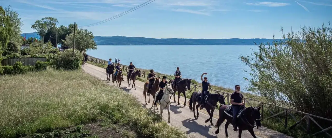 Cavalcata lungo il lago nel Lazio, un'esperienza indimenticabile di passeggiate a cavallo.