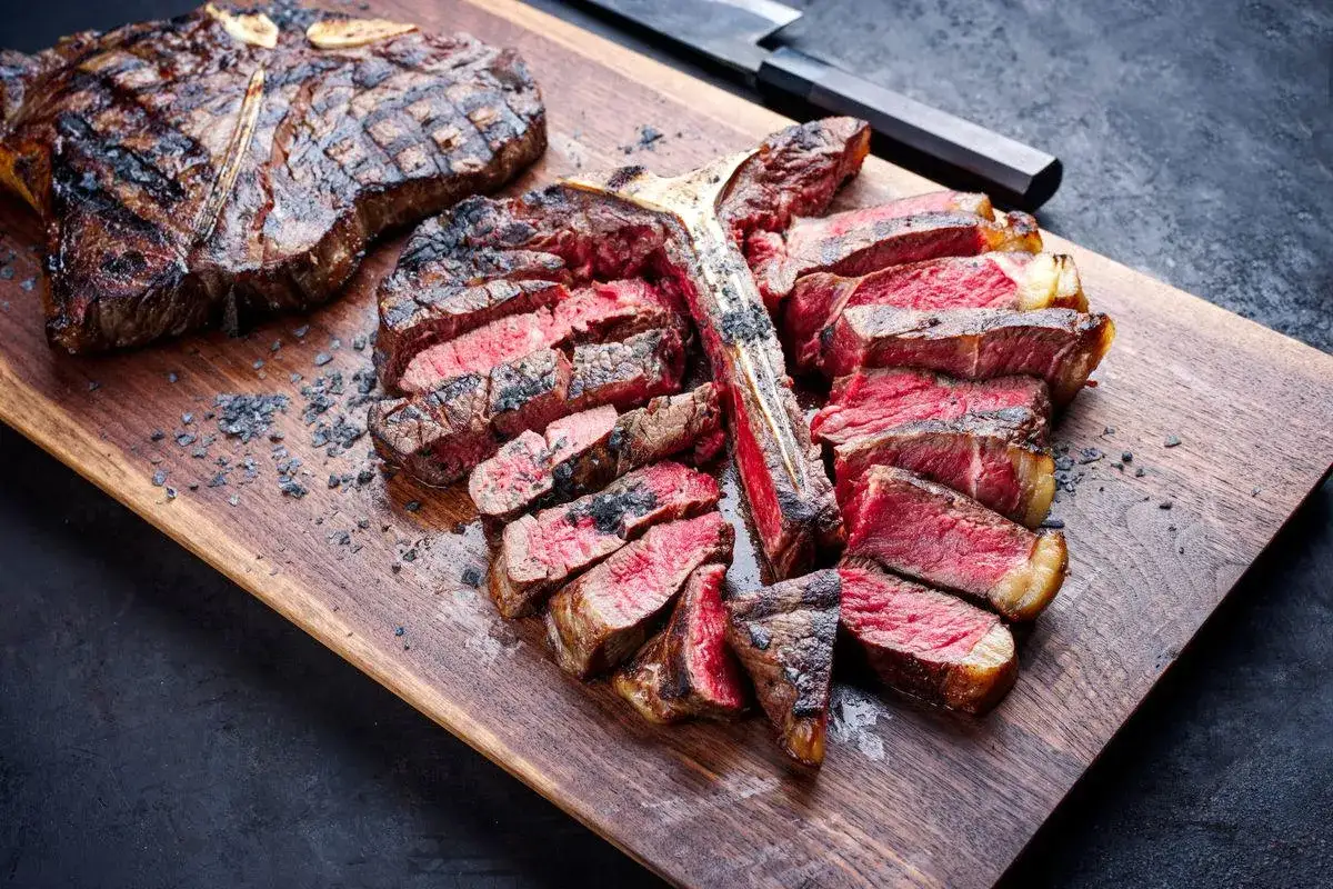 Bistecca alla fiorentina perfetta: succosa, al sangue, con crosticina invitante. Scopri come cucinare la bistecca alla fiorentina per un risultato da vero chef.