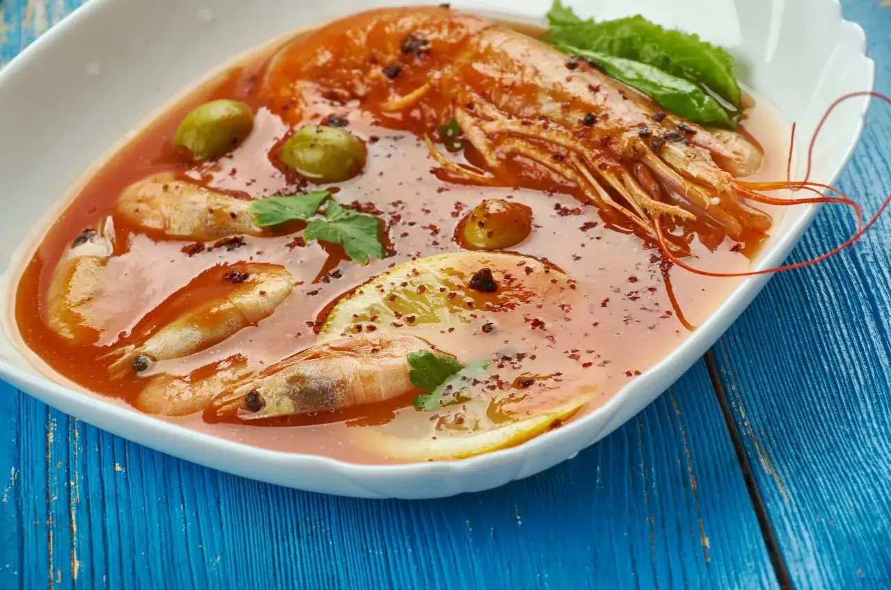 Gamberi in salsa rossa con olive e limone, un assaggio dei piatti tipici di Ancona.