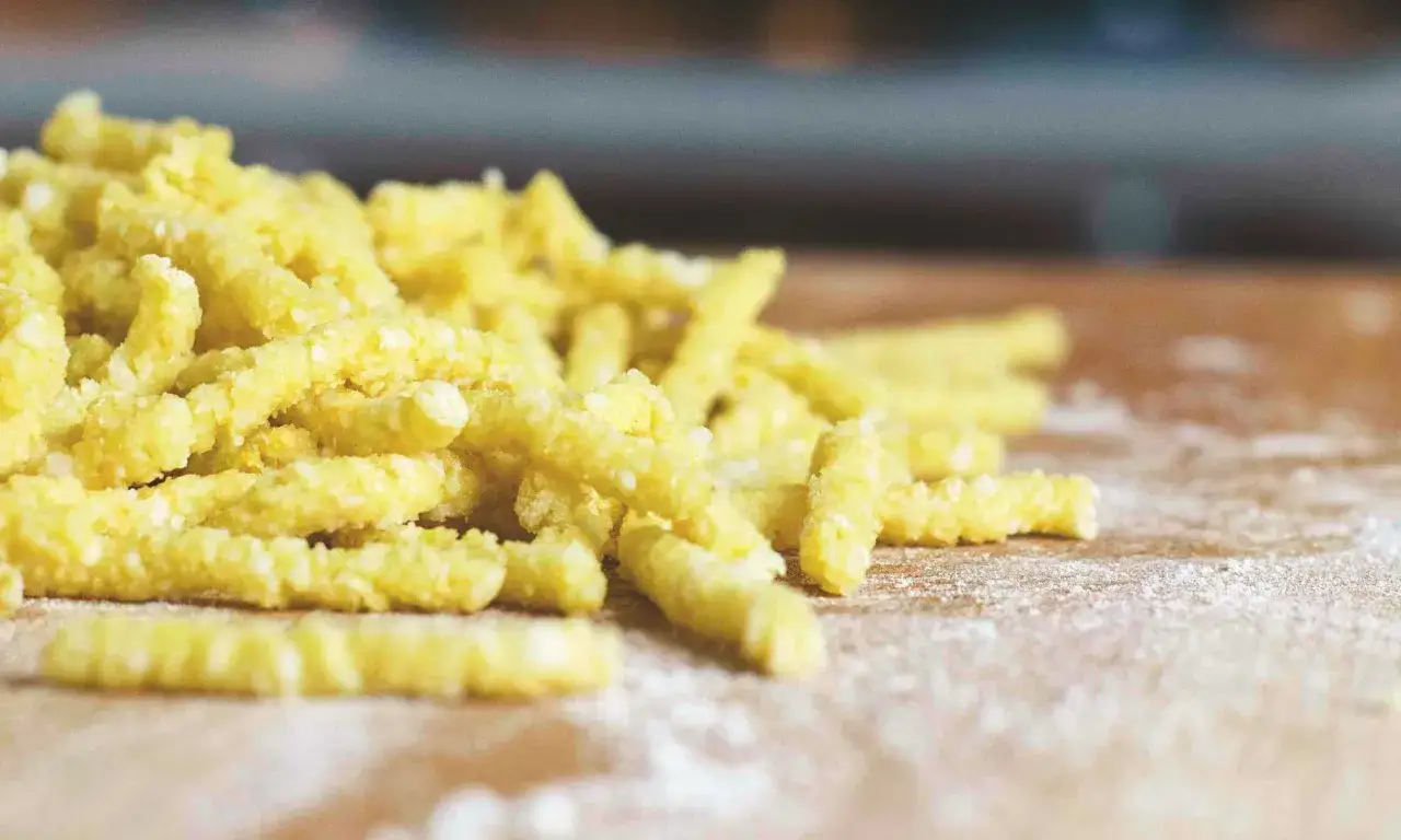 Pasta fresca fatta in casa, pronta per diventare uno dei gustosi piatti tipici cesena.