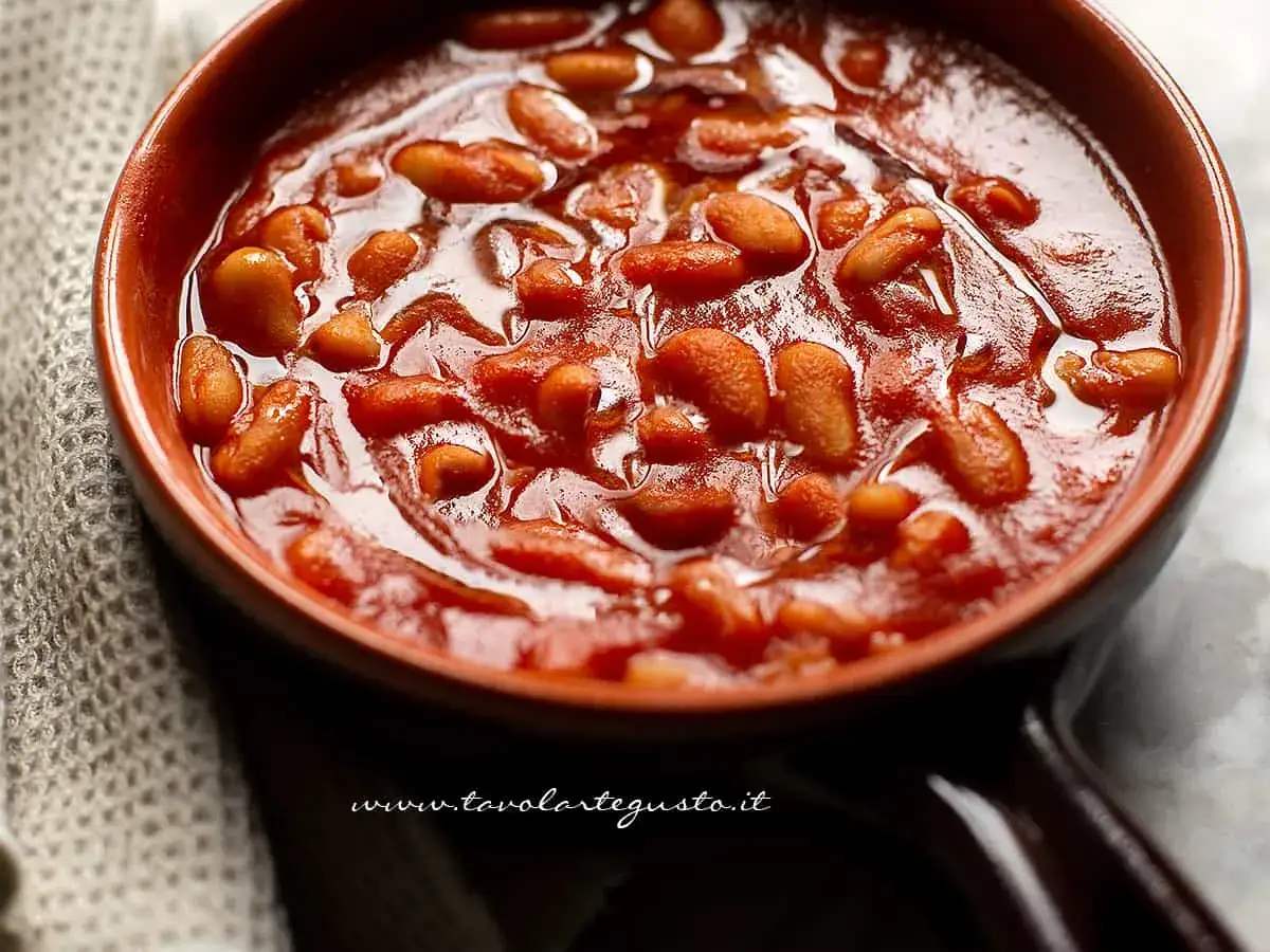 Fagioli all'uccelletto in ciotola di terracotta, un classico della cucina toscana. Si chiamano cos&igrave; perch&eacute; i fagioli erano un contorno perfetto per accompagnare la selvaggina, come gli uccelletti.