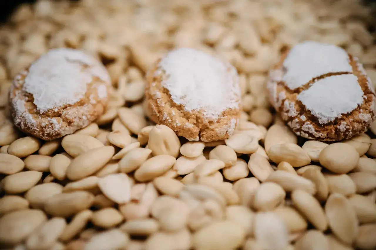 Biscotti ricoperti di zucchero a velo, circondati da mandorle pelate. Un assaggio dei piatti tipici di Siena.