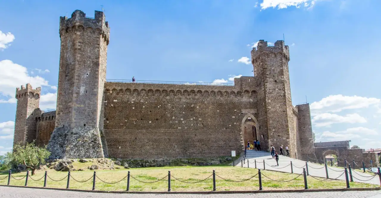 Fortezza di Montalcino, un luogo imperdibile tra le 10 cose da vedere a Montalcino. Imponente castello medievale con torri e mura di pietra.