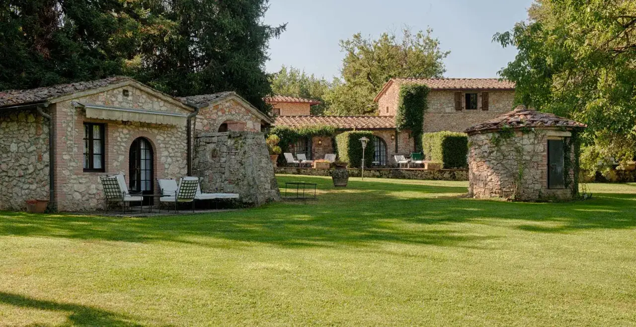Un romantico San Valentino in Toscana: casali in pietra con giardino curato, perfetti per una fuga d'amore.