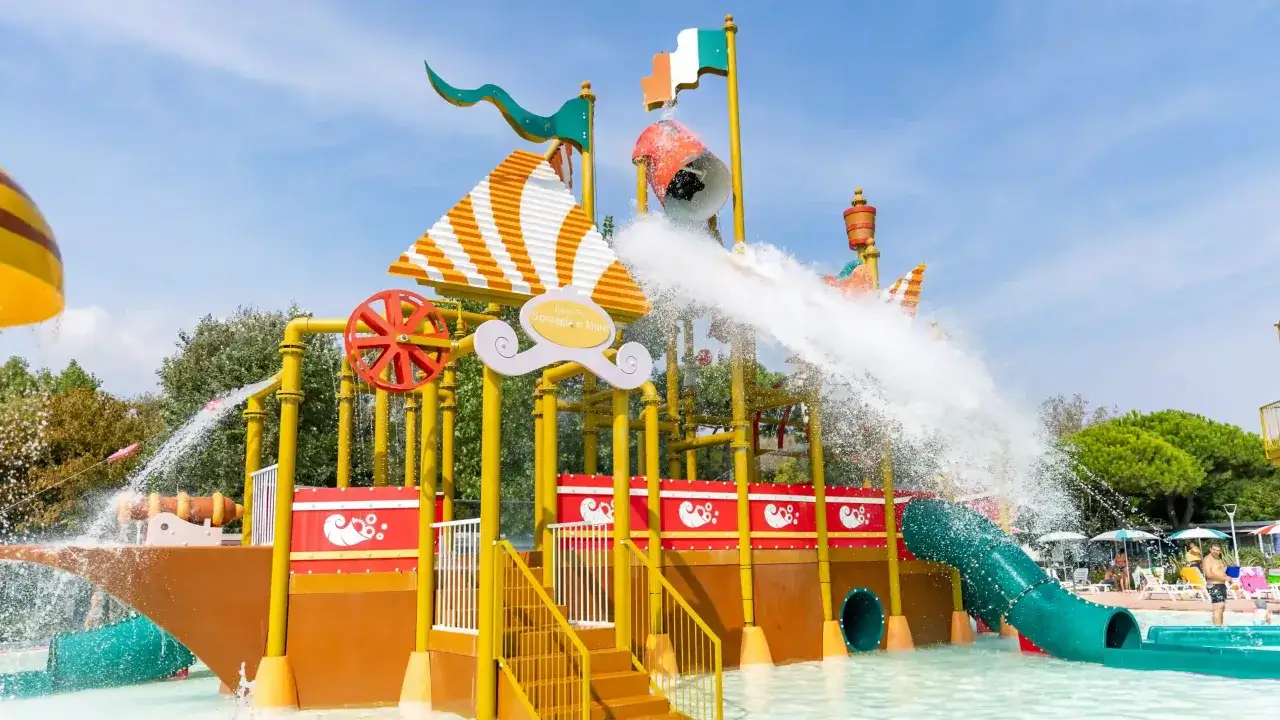 Divertente nave pirata con scivoli e giochi d'acqua, ideale per campeggi in Emilia Romagna per bambini.