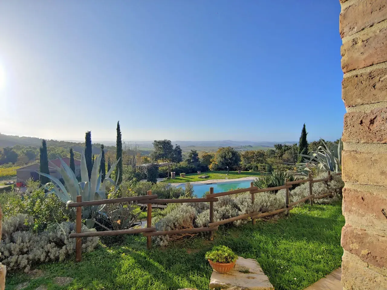 Un angolo di paradiso in Toscana, perfetto per una Pasqua in famiglia con bambini. Piscina azzurra, ulivi e un panorama mozzafiato.