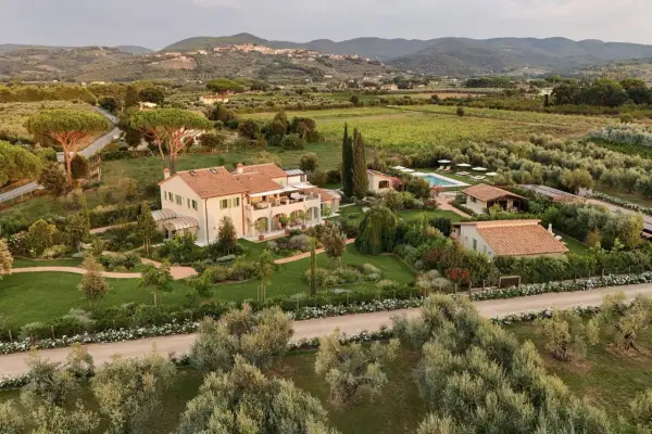Incantevole masseria in Toscana, con piscina, giardini curati e uliveti, immersa nel verde delle colline.