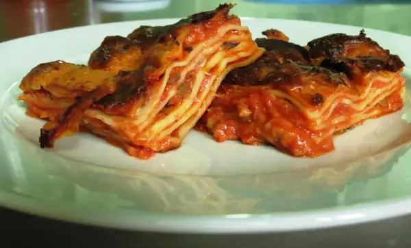 Lasagne al forno, un classico da provare per scoprire cosa mangiare nelle Marche. Gusto e tradizione in un piatto.