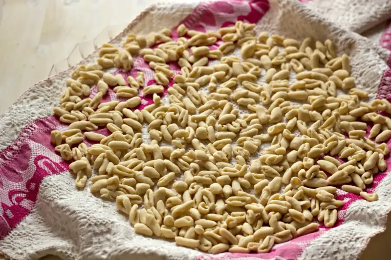 Pasta fresca fatta in casa, pronta per diventare uno dei piatti tipici molisani.
