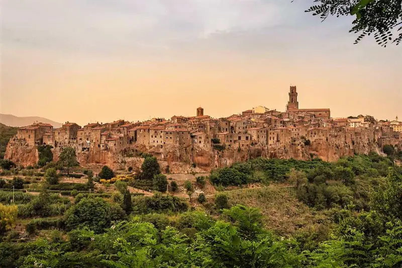 Pitigliano, un gioiello da scoprire: ecco cosa visitare in Toscana in 1 giorno, arroccato su una rupe tufacea.